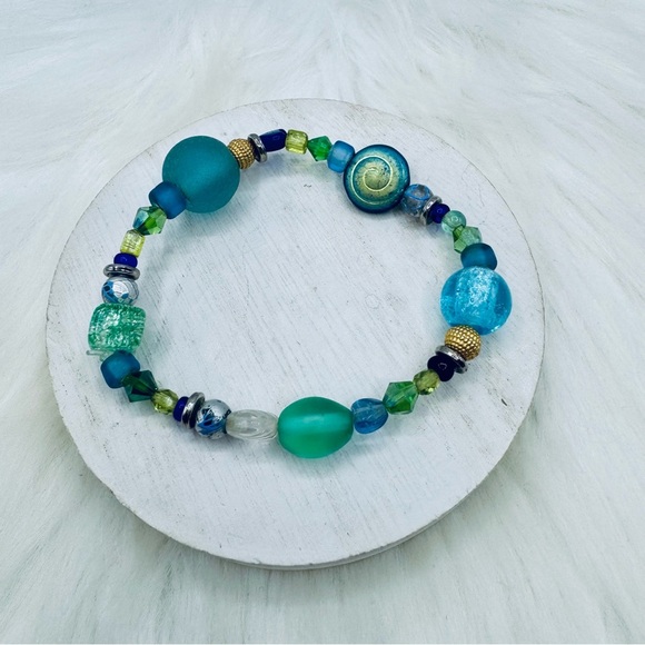 Fashion Statement Beaded Bracelet - Picture 3 of 5